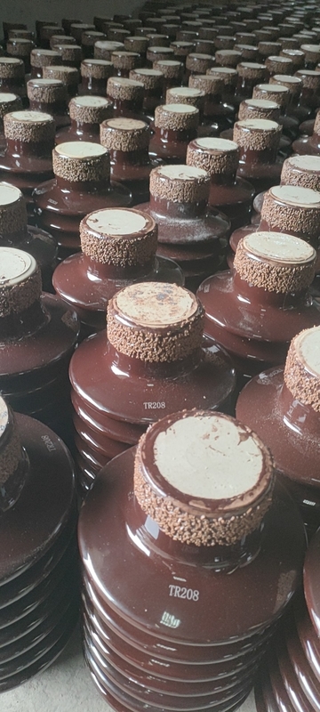 Esmalte sólido 8.9kN del ANSI Brown de los aisladores del poste de la base de la porcelana de la estación para Tailandia