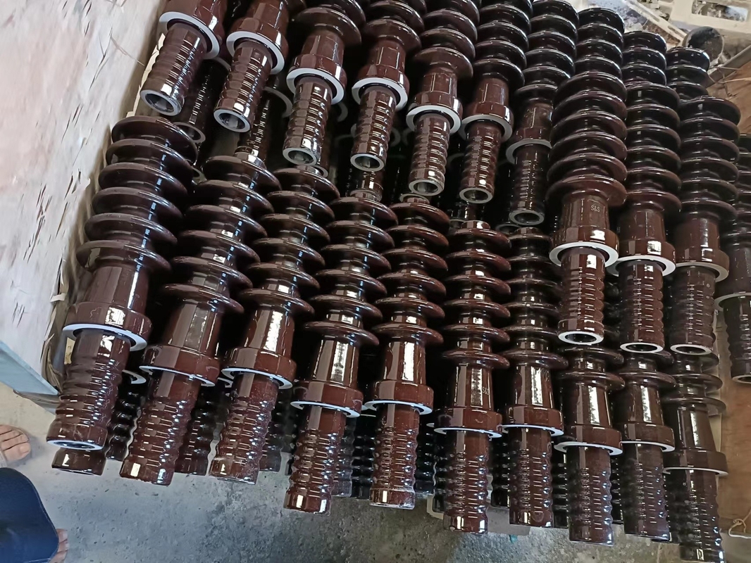 El buje Brown de la porcelana del transformador del ASNO del aceite del IEC 60168 esmaltó el mercado coreano 150kV