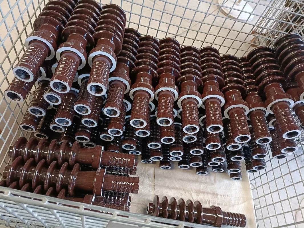 Brown esmaltó a OEM de alto voltaje 25.8kV disponible del buje de la porcelana del ASNO del aceite