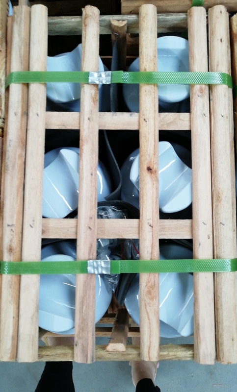 Línea profesional aisladores del cuello 105BIL del ANSI 57-1S F de la porcelana del poste