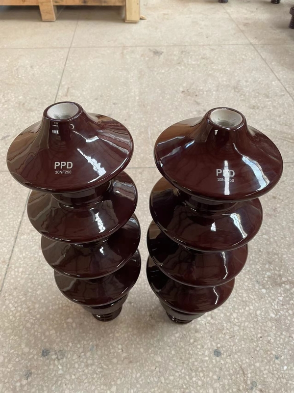 Los aisladores eléctricos de la porcelana 20NF250 con Brown brillante esmaltaron la superficie