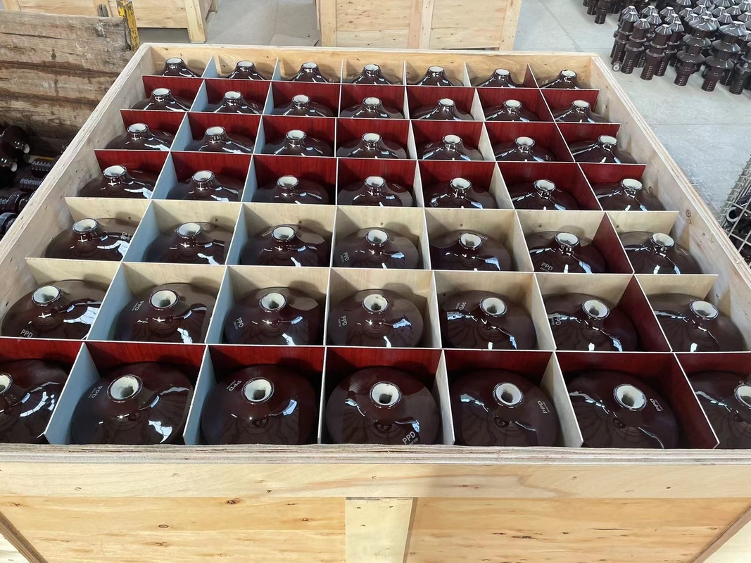 Los aisladores eléctricos de la porcelana 20NF250 con Brown brillante esmaltaron la superficie
