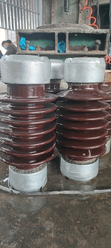 Aislador TR-208 8.9kN de la porcelana del poste de la estación del esmalte del ANSI Brown